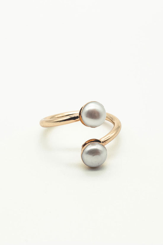 Load image into Gallery viewer, gold ring with pearls
