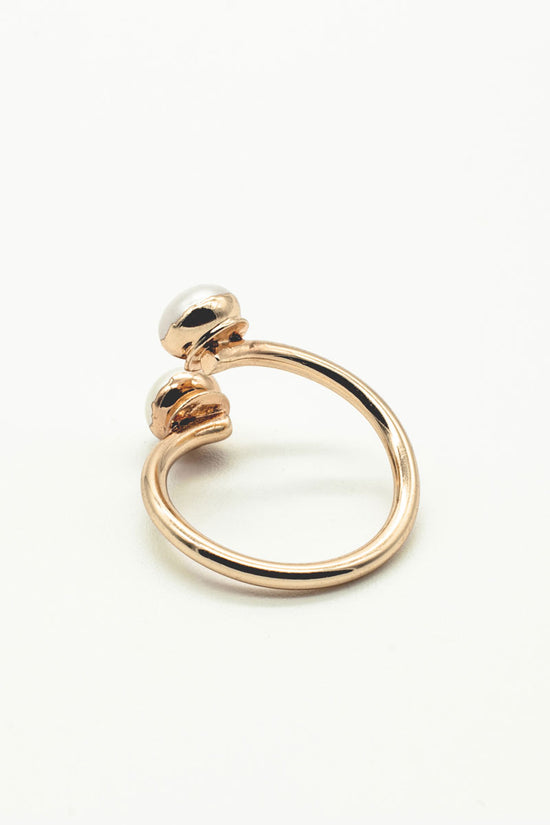 Load image into Gallery viewer, gold ring with pearls
