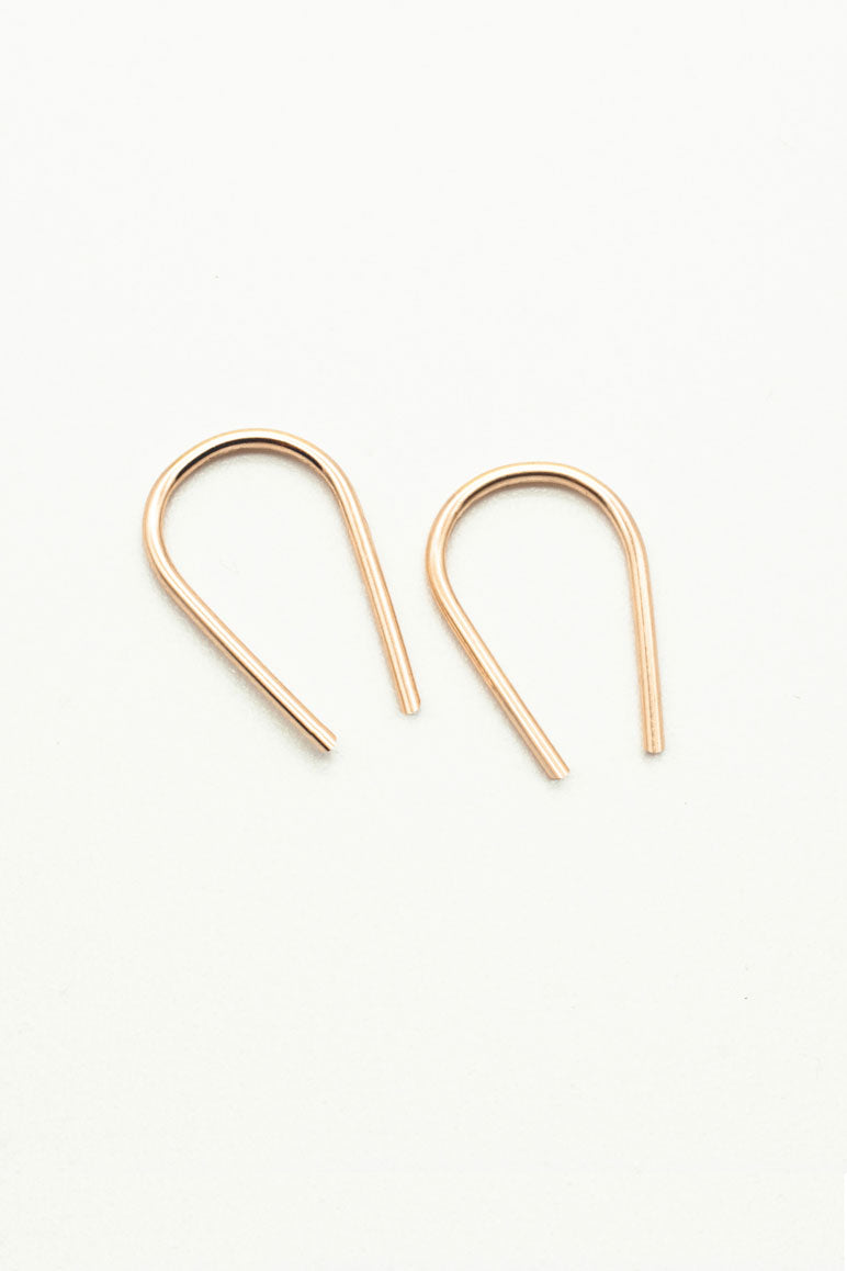 Load image into Gallery viewer, Gold minimalist horseshoe earrings 
