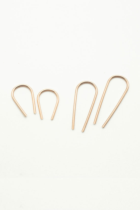 Load image into Gallery viewer, Gold minimalist horseshoe earrings 
